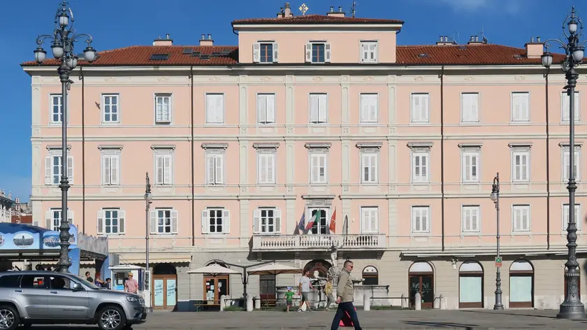 Il palazzo di piazza Ponterosso che ospita gli uffici dell’Università popolare. Il Cda ha dato il via libera all’introduzione delle indennità fisse mensili per i vertici