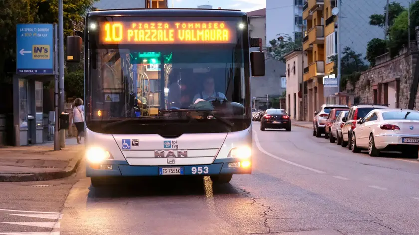 Un bus della linea 10 in servizio nella serata di ieri. Foto di Massimo Silvano