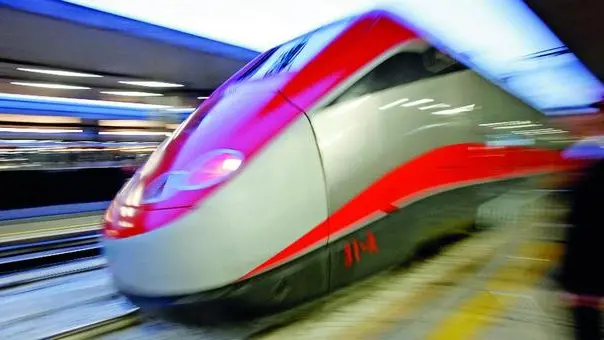 20091113 - ROMA - FS:NAPOLITANO INAUGURA NUOVO TRATTO AV ROMA-NAPOLI - L'inaugurazione del treno Frecciarossa, oggi 13 novembre 2009 alla stazione di Roma Termini. Il treno percorrera' per la prima volta i nuovi 19 chilometri di ingresso a Napoli che completano la linea ad Alta velocita'-alta capacita' tra le due citta'. ANSA / ALESSANDRO DI MEO / DBA