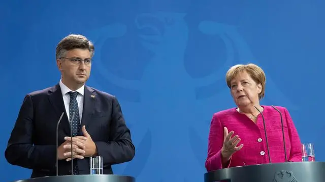 epa06978504 German Chancellor Angela Merkel (R) and Croatian Prime Minister Andrej Plenkovic (L) during a joint presser after a meeting at the Chancellery in Berlin, Germany, 28 August 2018. The two leaders were reported to have discussed mainly bilateral issues. EPA/HAYOUNG JEON