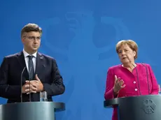 epa06978504 German Chancellor Angela Merkel (R) and Croatian Prime Minister Andrej Plenkovic (L) during a joint presser after a meeting at the Chancellery in Berlin, Germany, 28 August 2018. The two leaders were reported to have discussed mainly bilateral issues. EPA/HAYOUNG JEON