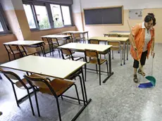 Una bidella pulisce un'aula il primo giorno di scuola al liceo Newton di Roma, oggi 12 settbre 2011 a Roma. ANSA/ALESSANDRO DI MEO