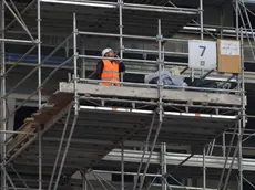 Un operaio al lavoro in un cantiere edile in una foto di repertorio