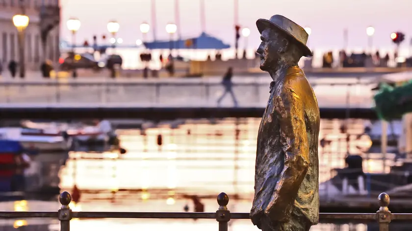 Una suggestiva immagine di Trieste: il canale Ponterosso con la statua di Joyce