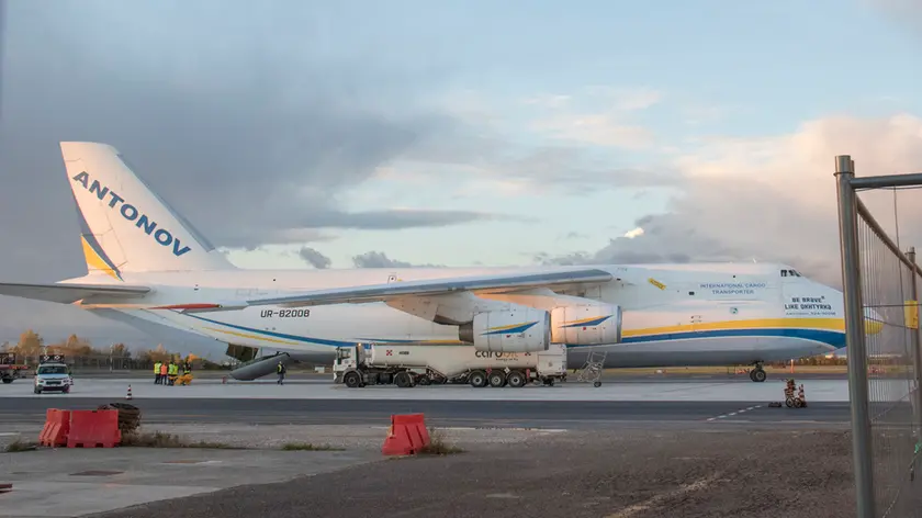 L’Antonov 124-100 della Volga- Dnepr, l’aere più grande del mondo, sulla pista di Ronchi Foto Bonaventura
