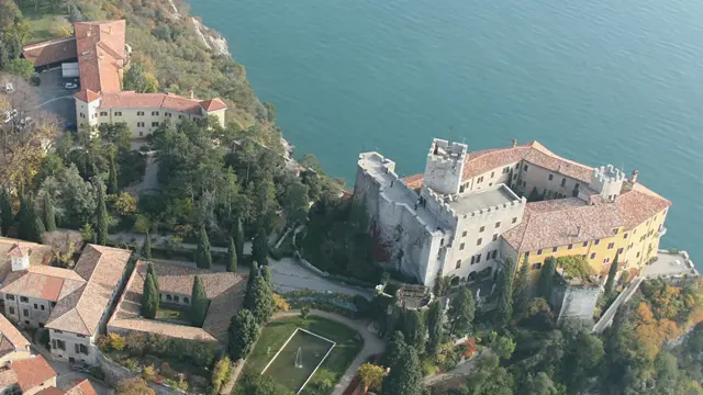 Una veduta del Castello di Duino e dell'adiacente Collegio del Mondo Unito