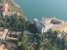 Una veduta del Castello di Duino e dell'adiacente Collegio del Mondo Unito