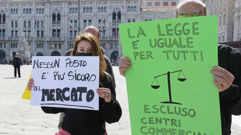 Un momento del presidio in piazza Unità di ieri. Foto Bruni