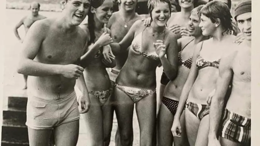 Alda Balestra, sedicenne, festeggiata dagli amici ai Topolini dopo la vittoria a Miss Italia nel settembre 1970