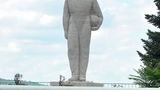 La statua del Duca d’Aosta in aeroporto (Foto Bumbaca/Marega)