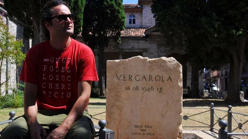 Simone Cristicchi a Pola davanti alla lapide che ricorda il massacro di Vergarolla