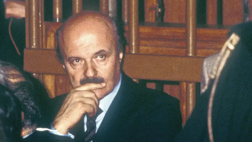 Roberto Calvi, presidente di Banco Ambrosiano, durante il processo a suo carico, a Milano nel 1981. Condannato, nel giugno dell’anno dopo tenterà la fuga passando per Trieste Foto Archivio Agf)