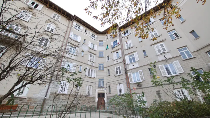 Il condominio in cui sono stati trovati i due giovani accoltellati (Lasorte)