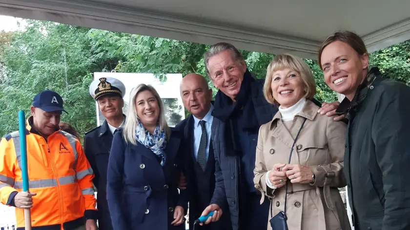 Foto di gruppo con Amirante, Dipiazza, Scoccimarro, Contessa e Lodi dopo la posa del primo sampietrino