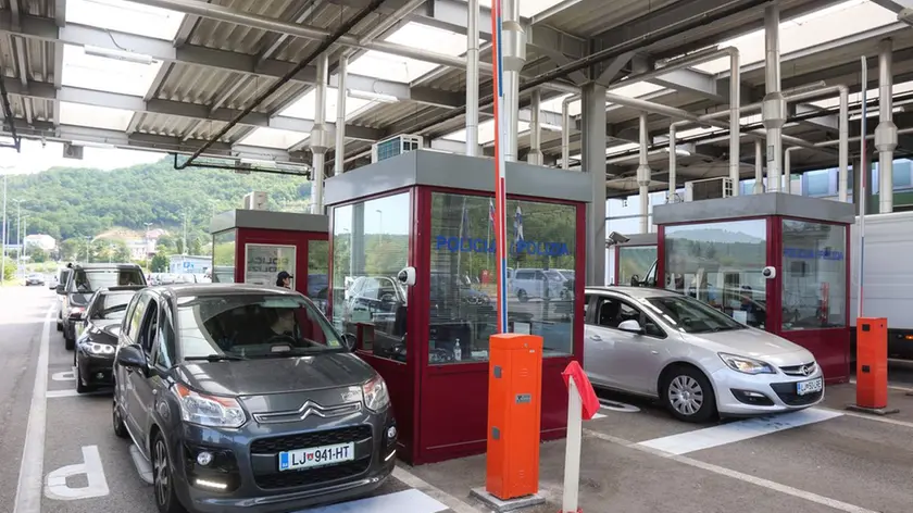 Slovenija, Dragonja, 23.05.2020, 23.maj 2020 Mejni policisti preverjajo dokumente na meji. potniki, turisti, Hrvaška, Covid 19, Foto: BOBO