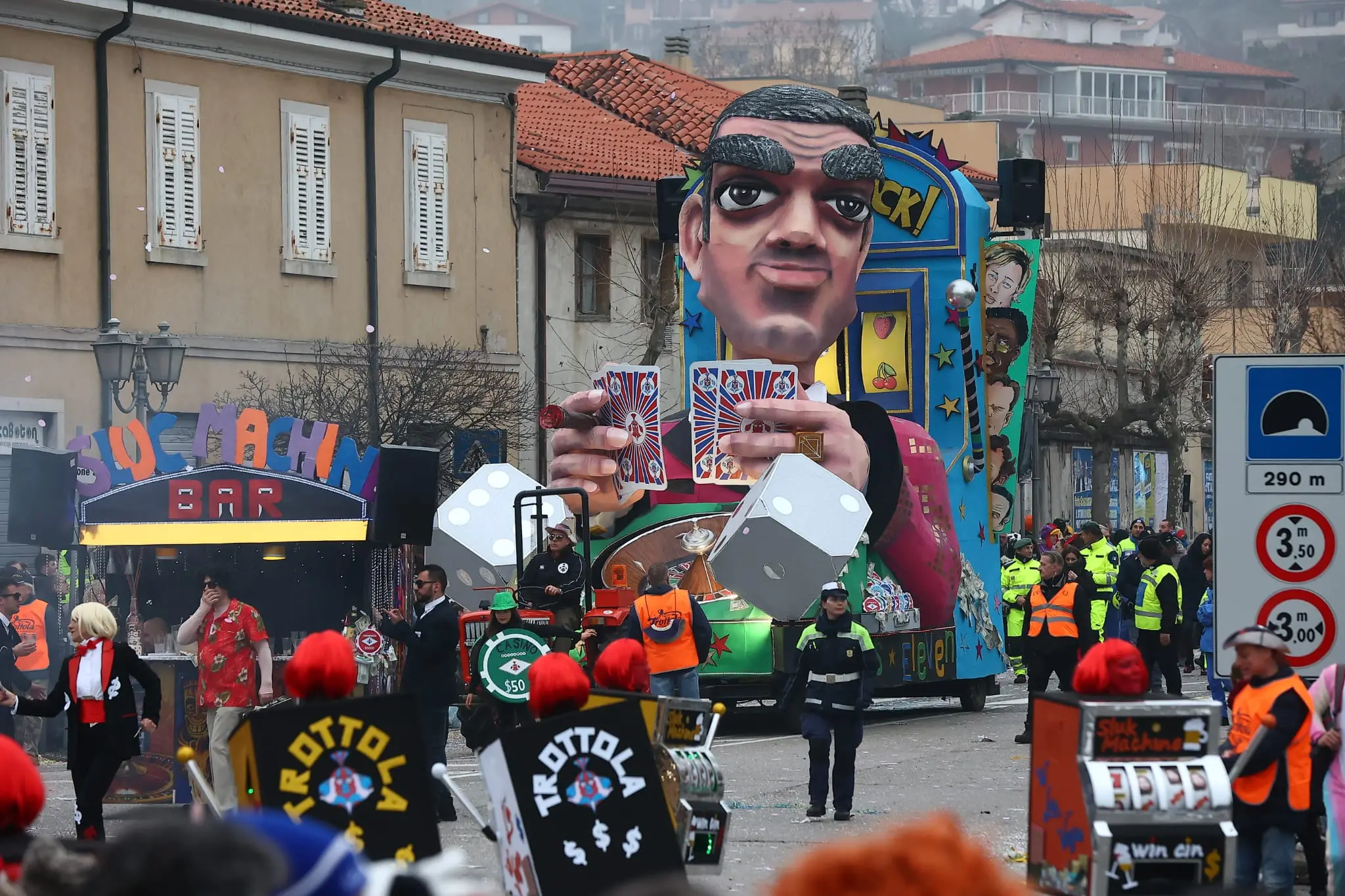 Dopo tre anni (l’ultima edizione si svolse nel 2020 alla vigilia del lockdown) è tornata l’allegoria tutta muggesana che ha visto nella sfilata delle 8 Compagnie il fulcro dei festeggiamenti del Carnevale di Muggia. A trionfare quest'anno è stata la Brivido con The Mask. Ecco le foto scattate da Andrea Lasorte