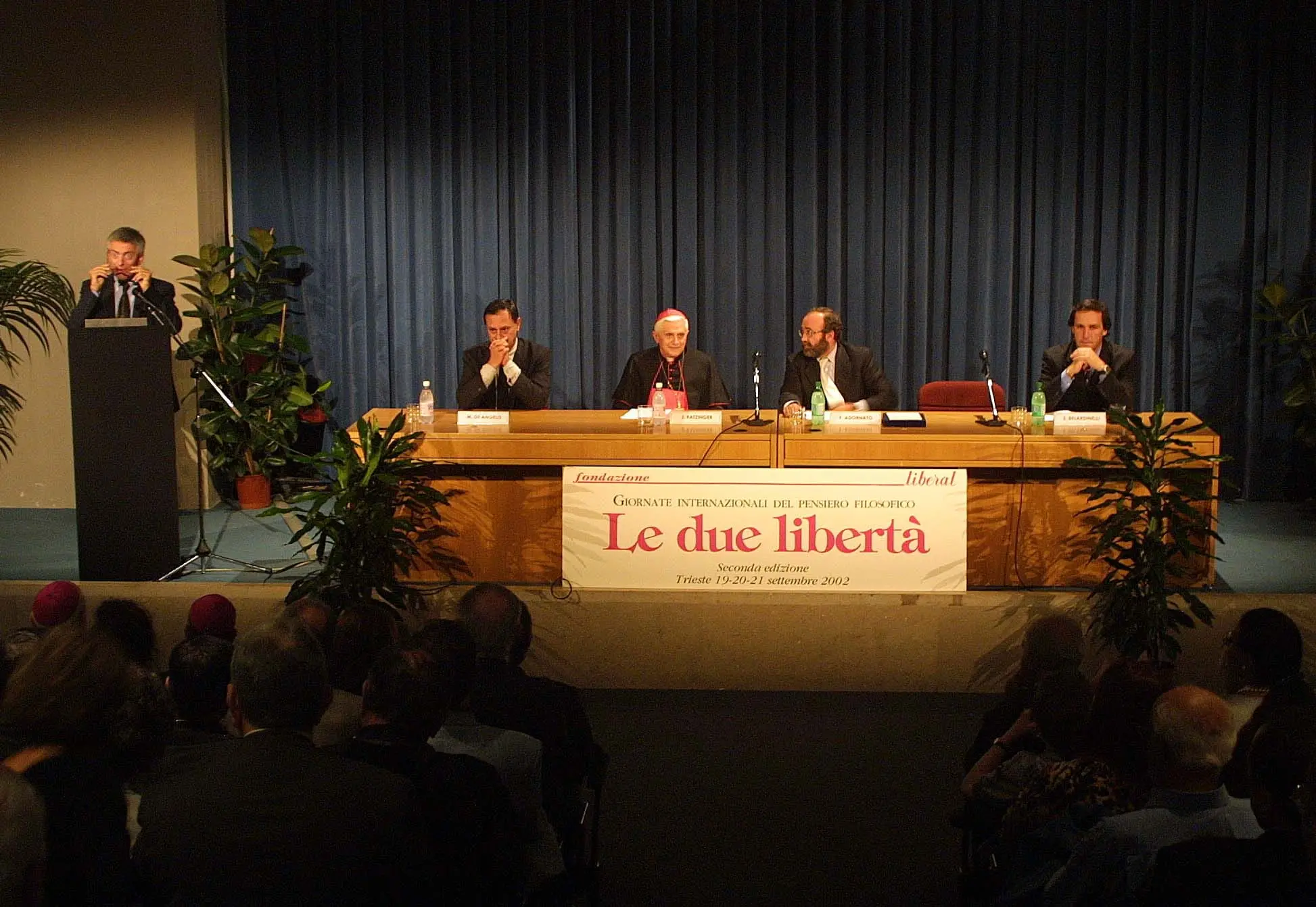 In questa galleria fotografica di Andrea Lasorte, l'allora Cardinale Ratzinger in visita a Trieste nel 2002. Lo ricordiamo così all'Auditorium del Revoltella, il 20 settembre, per partecipare ad un convegno della Fondazione Liberal sul Pensiero Filosofico e la mattina del 21 settembre, quando celebrò la messa nella chiesa del Rosario