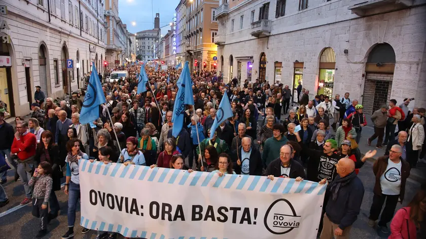 Il lungo serpentone dei No Ovovia a Trieste (Lasorte)