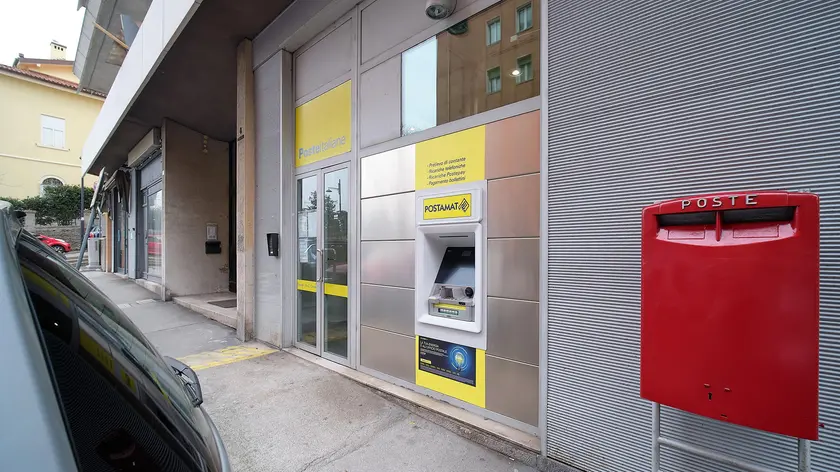 Sulla porta principale dell’ufficio postale di via Combi è affisso un cartello: «Dal 5 novembre questo ufficio postale rimarrà chiuso. Le pensioni e la corrispondenza in giacenza saranno disponibili nell’ufficio di Trieste Centro». Anche lo sportello Postamat di via Combi è fuori servizio da allora. Gli utenti del rione di San Vito sono costretti a recarsi in piazza Vittorio Veneto. Fotoservizio di Massimo Silvano
