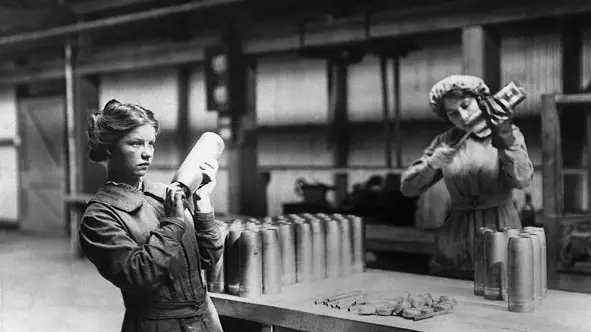 Donne al lavoro in una fabbrica di munizioni