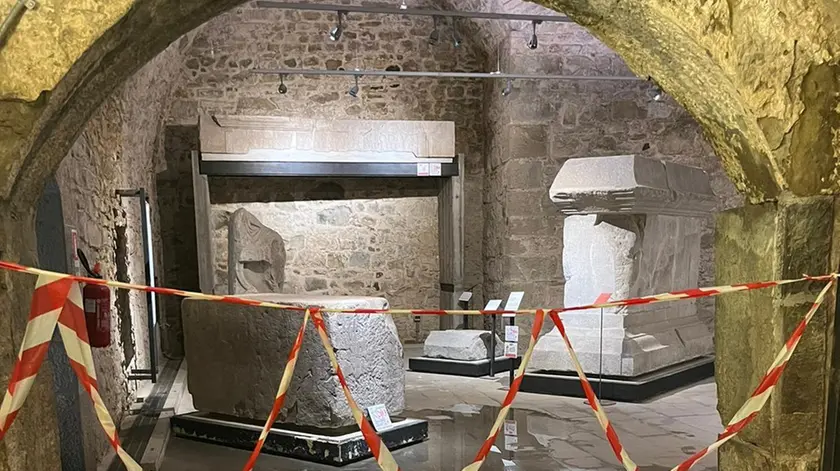 Una sala espositiva del Lapidario Tergestino transennata dopo i temporali dei giorni scorsi Foto Silvano
