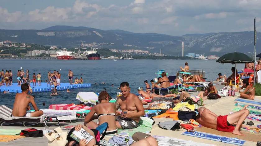 Il Lungomare Venezia a Muggia gremito di gente in una foto di archivio