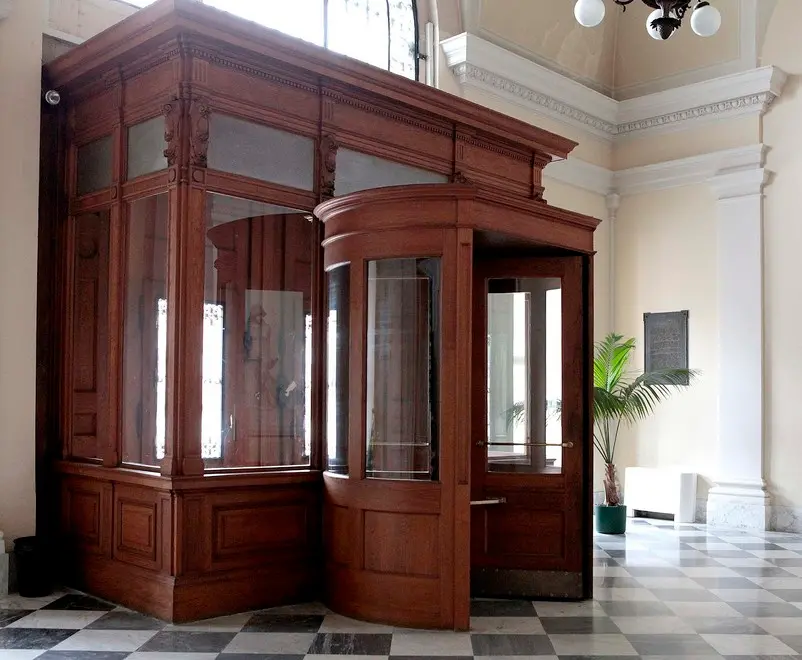Silvano Trieste 26/04/2016 Piazza dell'Unita', il Palazzo della Regione e i tornelli all'interno