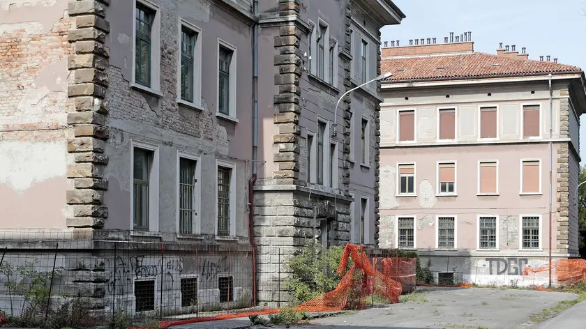 Le costruzioni all’interno della caserma di via Rossetti: 5 ettari contenenti 15 edifici Foto Silvano