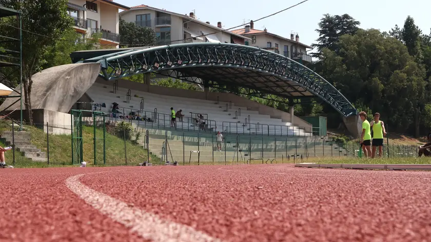 La pista di atletica e l’illuminazione che verrà aggiornata (fotoservizio di Andrea Lasorte)