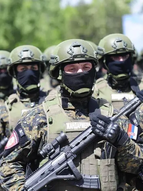 Truppe dell’esercito serbo in parata a Belgrado in una foto dall’archivio