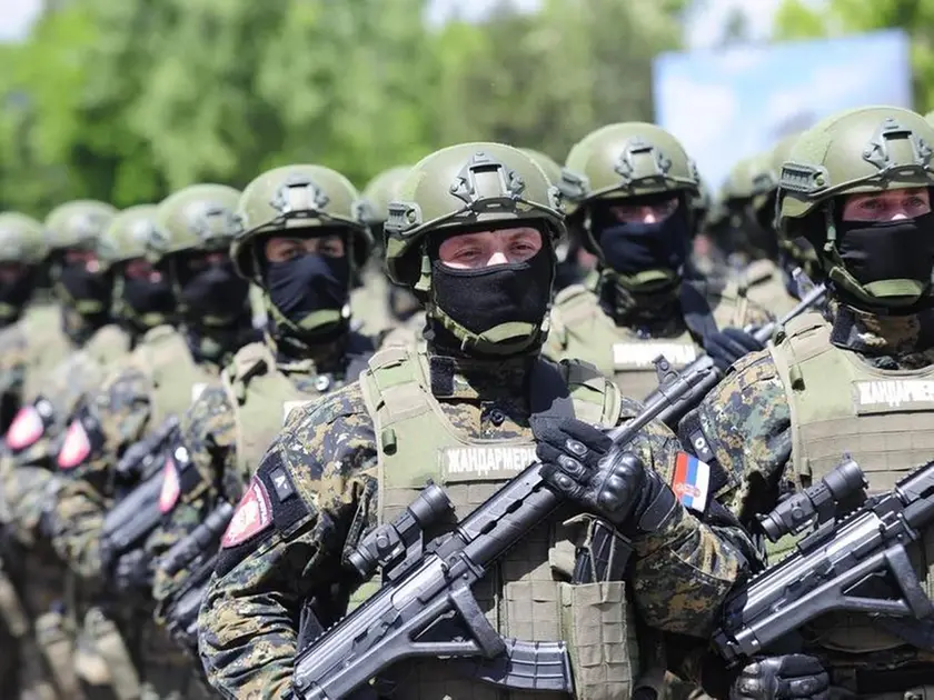 Truppe dell’esercito serbo in parata a Belgrado in una foto dall’archivio