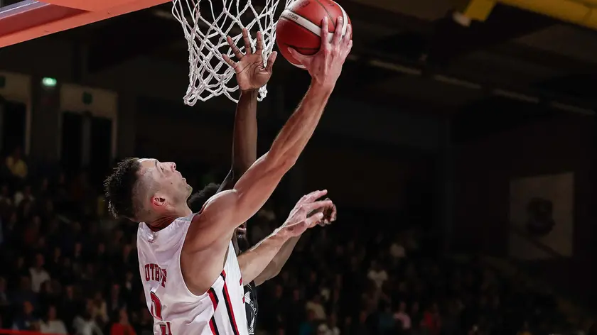 Jarrod Uthoff in schiacciata contro Tortona foto Ciamillo/Lasorte