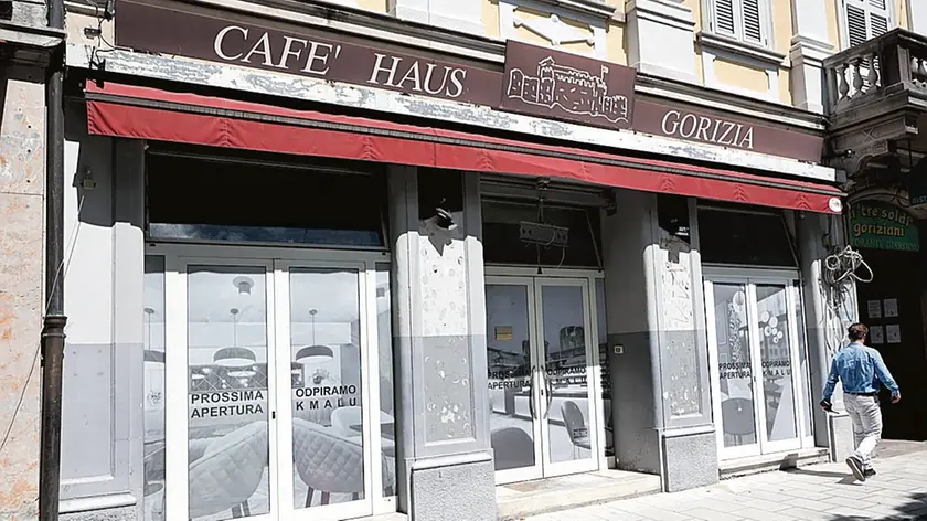 Un po’ di vivacità commerciale c’è in vista di Go!2025. In alto, l’ex Café Haus che diventerà bar e pasticceria. Foto Pierluigi Bumbaca