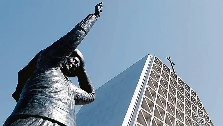 Silvano Trieste 22/09/2016 L'arrivo e il posizionamento della statua a Monte Grisa