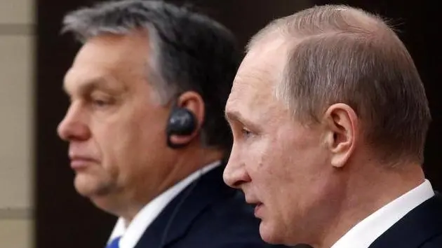 epa05166360 Russian President Vladimir Putin (R) and Hungarian Prime Minister Viktor Orban (L) attend a joint news conference following their talks at the Novo-Ogaryovo residence outside Moscow, Russia, 17 February 2016. Viktor Orban is on a working visit to Moscow. EPA/MAXIM SHIPENKOV / POOL