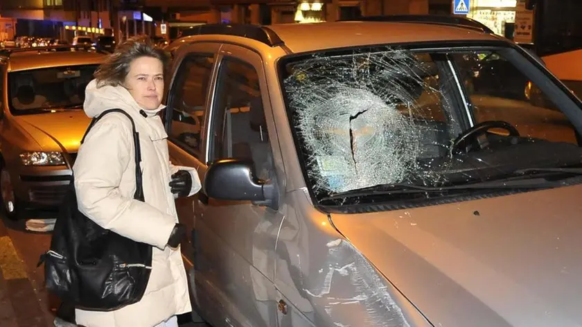 Una delle auto danneggiate il 2 marzo in via Giulia dalla Bora