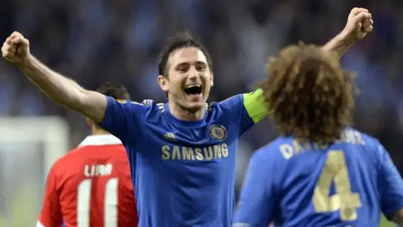 epa03702271 David Luiz of Chelsea FC (L) and Frank Lampard of Chelsea FC celebrates after winning the UEFA Europa League 2013 final between SL Benfica and Chelsea FC in Amsterdam, Netherlands, 15 May 2013. EPA/ROBIN VAN LONKHUIJSEN