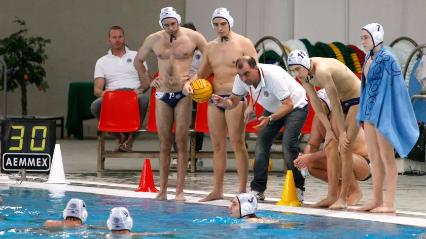 Il tecnico alabardato Ugo Marinelli dà indicazioni ai suoi