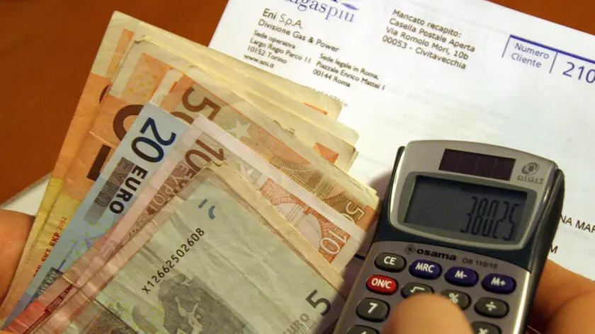 Un utente controlla una bolletta del gas, in una foto di archivio. . FOLCO LANCIA / DBA