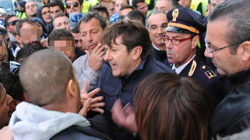 Il presidente del Pescara Daniele Sebastiani (C) durante un incontro con i tifosi al termine della partita Pescara-Atalanta, Pescara, 28 ottobre 2012. ANSA/ MASSIMILIANO SCHIAZZA