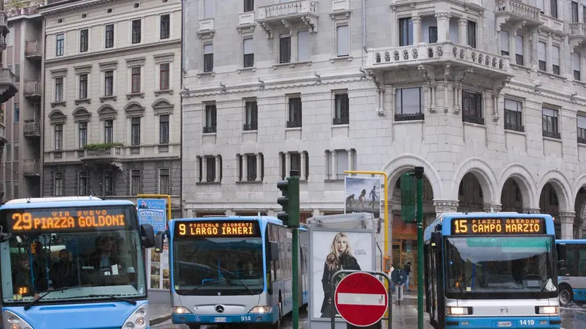 Autobus in piazza Goldoni