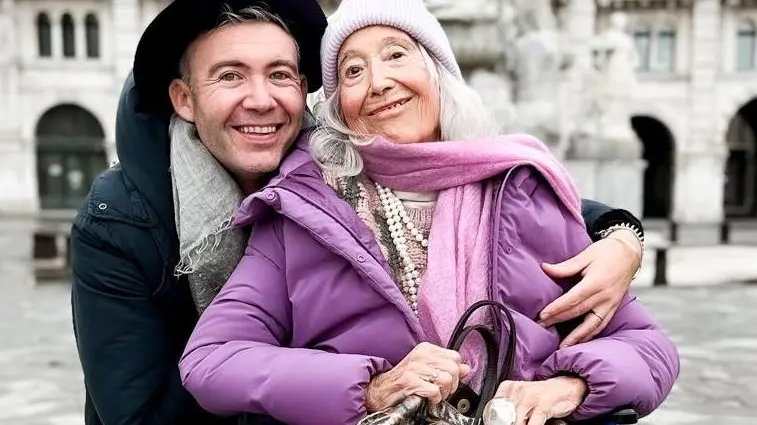 Licia Fertz in piazza Unità con il nipote Emanuele
