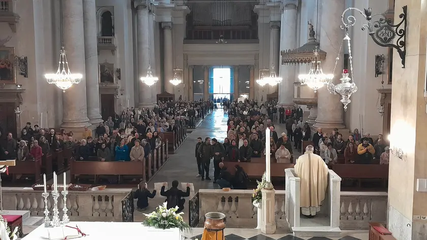 Il blitz degli animalisti nella chiesa di Sant'Antonio Taumaturgo di Trieste prima dell'inizio della messa di Pasqua