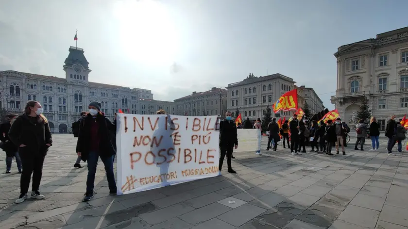 La protesta in piazza Unità (Lasorte)