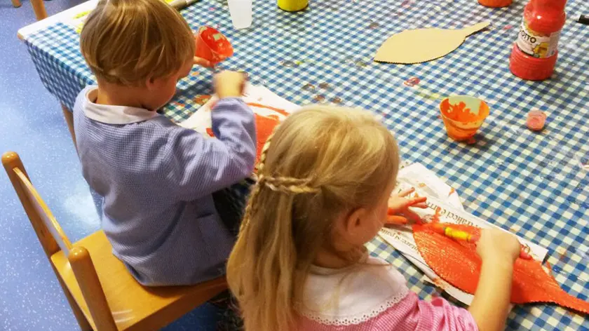 Bimbi all'asilo con il grembiule