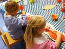 Bimbi all'asilo con il grembiule
