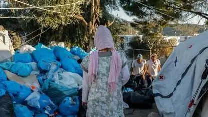 Un'immagine rilasciata dall'ufficio stampa di Oxfam mostra la situazione nel campo di Moria, Lesbo, dove in questo momento a fronte di una capienza di 3.000 posti sono costrette a sopravvivere in condizioni disumane oltre 13 mila persone, per il 42% minori tra i 7 e 12 anni, tra cui quasi 1.000 bambini e ragazzi arrivati da soli. ANSA/UFFICIO STAMPA OXFAM ++ NO SALES, EDITORIAL USE ONLY ++