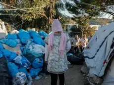 Un'immagine rilasciata dall'ufficio stampa di Oxfam mostra la situazione nel campo di Moria, Lesbo, dove in questo momento a fronte di una capienza di 3.000 posti sono costrette a sopravvivere in condizioni disumane oltre 13 mila persone, per il 42% minori tra i 7 e 12 anni, tra cui quasi 1.000 bambini e ragazzi arrivati da soli. ANSA/UFFICIO STAMPA OXFAM ++ NO SALES, EDITORIAL USE ONLY ++