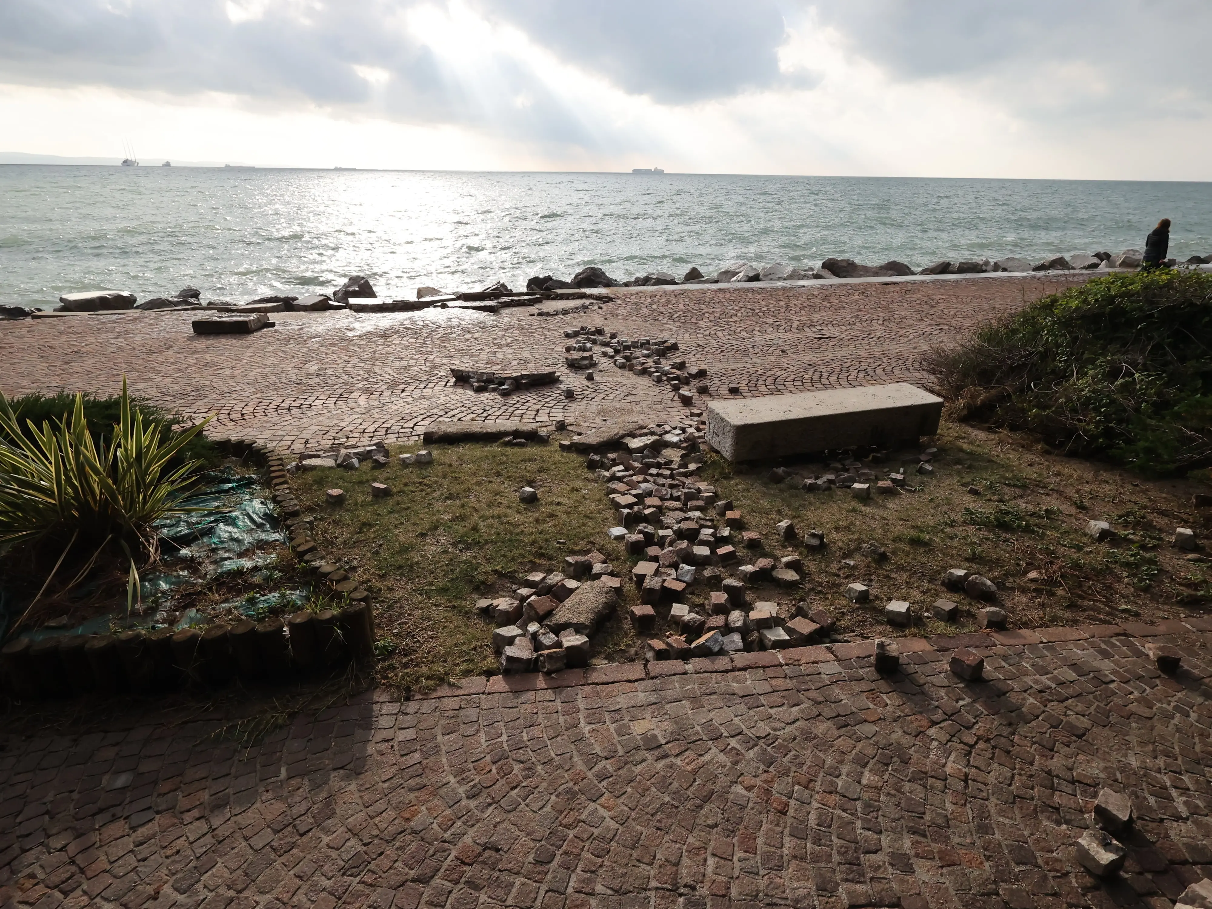 La forte mareggiata di questa mattina, venerdì 27 ottobre, ha distrutto il noto stabilimento balneare di Trieste “Sticco”, che si trova a un centinaio di metri dal castello di Miramare. Stimati 250mila euro di danni. Le onde hanno divelto alcune strutture che assicuravano la struttura sugli scogli e lungo la strada, hanno inoltre sfasciato arredi e altre componenti dell'impianto. La mareggiata ha anche trascinato in acqua sdraio, sedie e altri oggetti che erano custoditi nello stabilimento. Nella zona della Pineta di Barcola invece la furia delle onde ha divelto la pavimentazione. Foto di Andrea Lasorte: