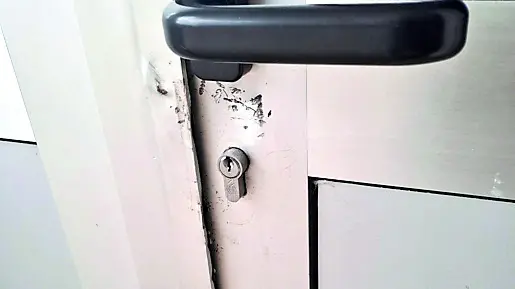 La porta forzata dai ladri al campo sportivo di Mariano del Friuli